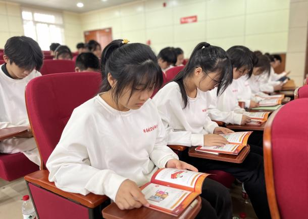 “沉浸式”體驗庭審  “零距離”與法同行 ——湖南航空技師學院思政實踐課紀實