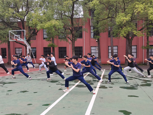 信息工程系軍體拳訓(xùn)練：錘煉鋼鐵意志，凝聚信息精英