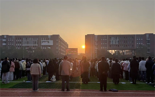 弘揚(yáng)愛國精神 書寫青春答卷——建筑裝飾系舉行12月升旗儀式